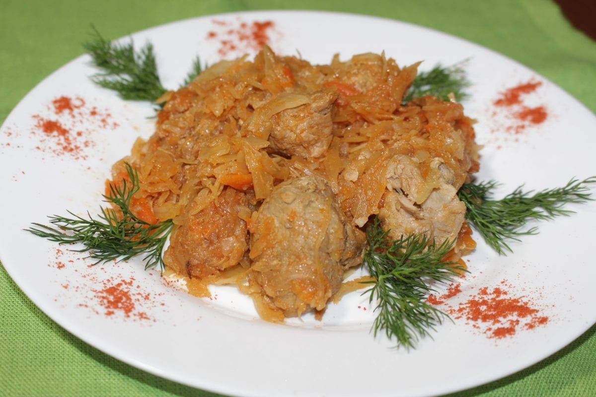 Kapusta tushenaya so svininnoj kapusta sv.lukmorkovtomatnaya pastasvinina taz.solspetsiimaslo rast. 1200x800 - Капуста тушеная со свининой