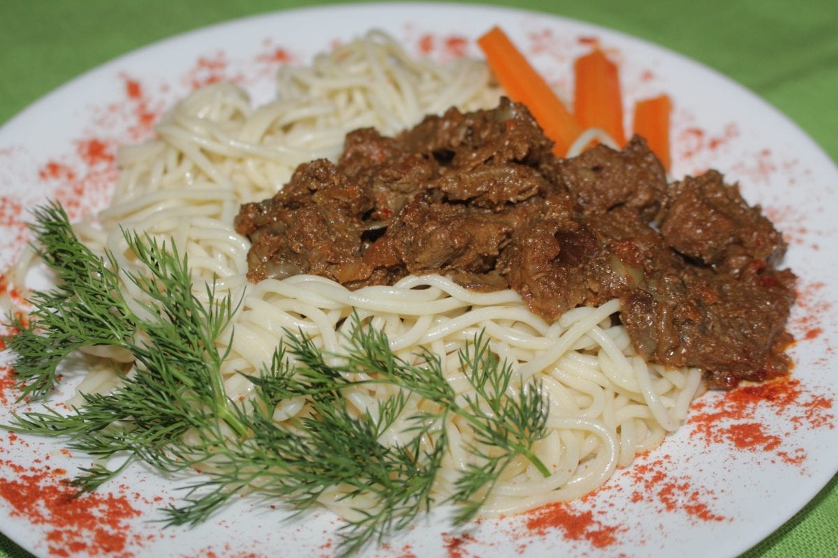 Karri iz govyadiny so spagetti 1200x800 - Свинина, тушеная с черносливом с отварными макаронами