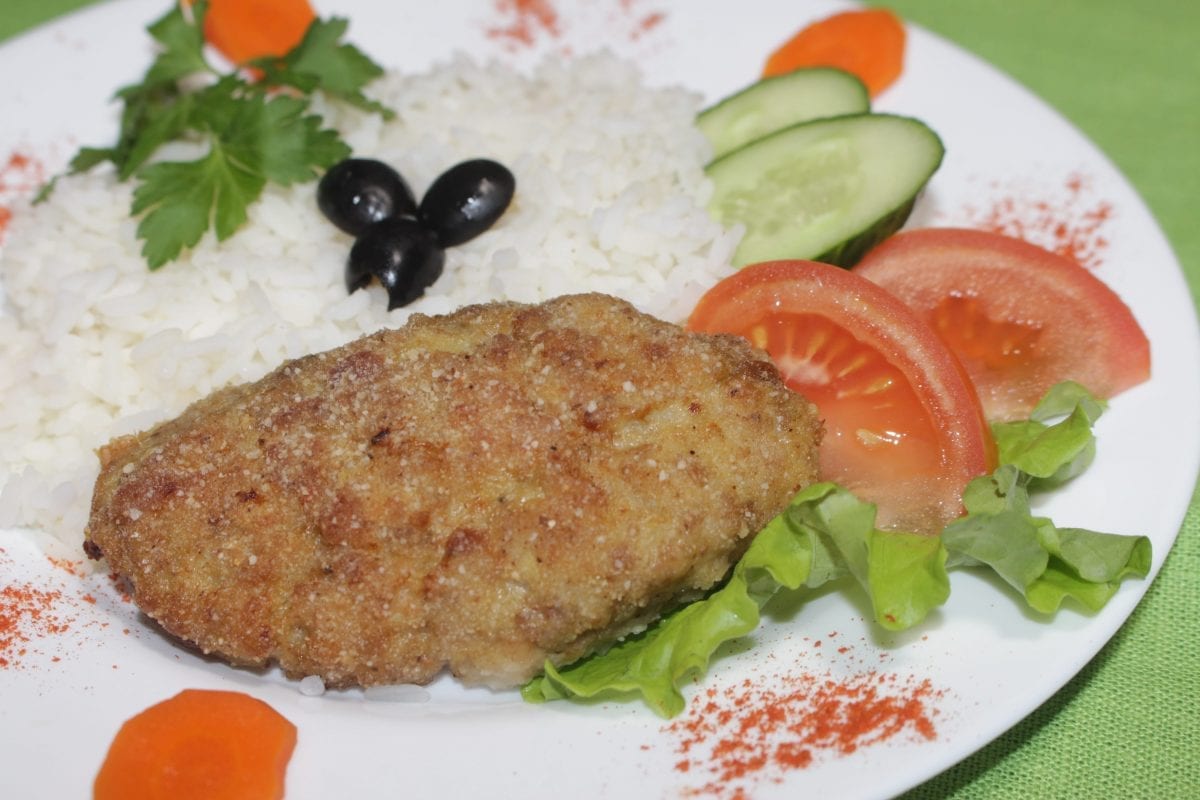 Kotleta Domashnyaya svininakuritsalukyajtsosolspetsii ris rassypchatyj 1200x800 - Котлета рыбная  с рисом рассыпчатым с кукурузой
