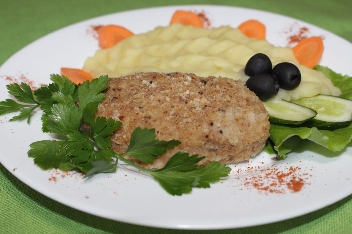 Kotleta iz svininy v suharyah s kartofelnym pyure svininalukyajtsobatonsolspetsiipanir. suhari kartofelnoe pyure 1200x800 - Котлета по-могилевски с картофельным пюре