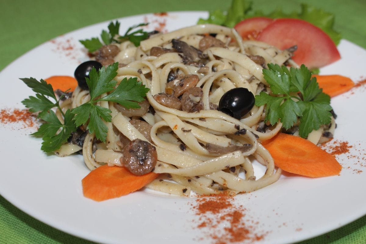 Lapsha s krevetkami gribami i pomidorami lapshakrevetki ochishh.pomidory shampinony lukvino beloeslivkiperets chernyj molotyjmaslo sliv.sol 1200x800 - Лапша с грибами и томатами