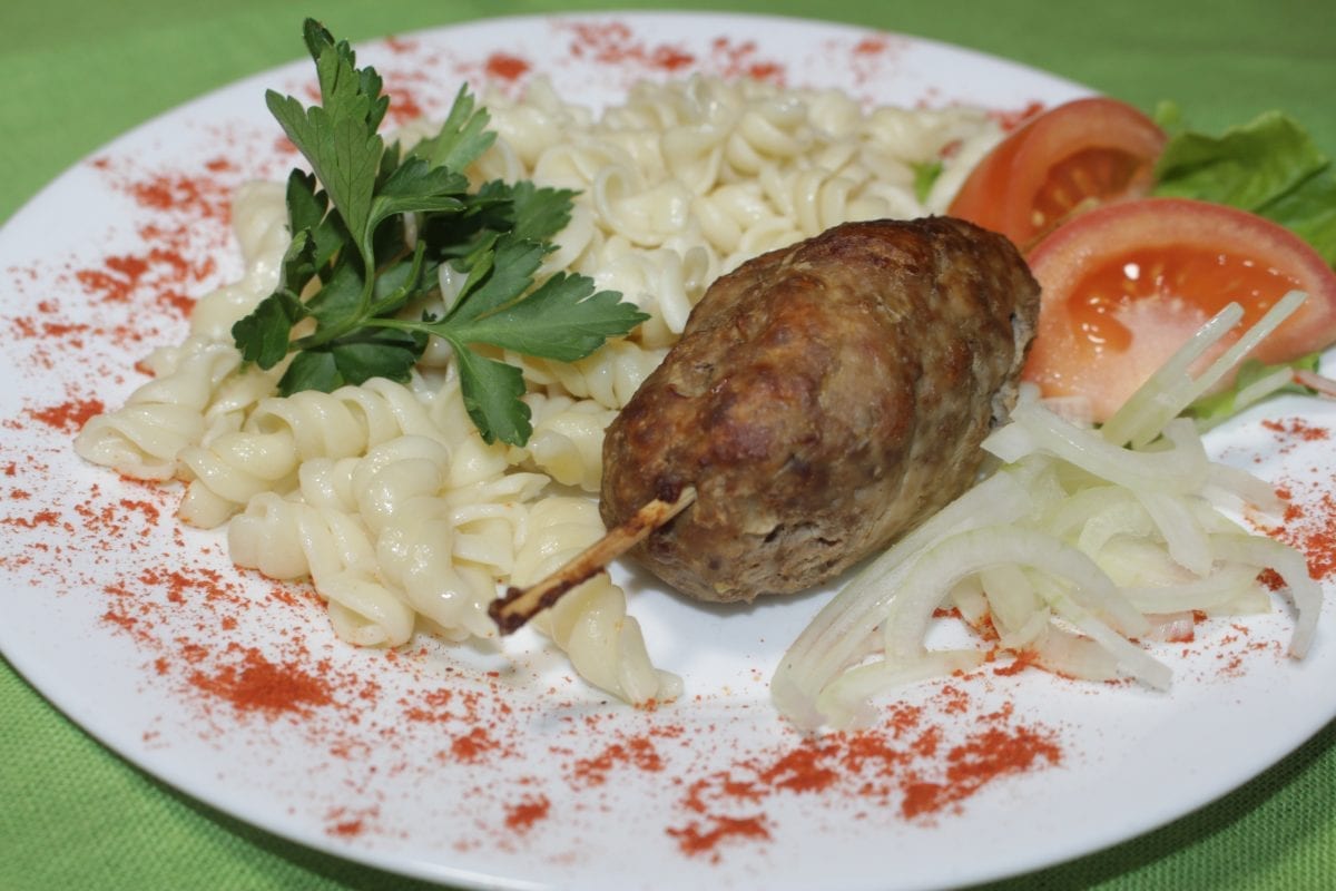 Lyulya kebab govyadina svininalukspetsiisol Makarony otvarnye s maslom 1200x800 - Люля-кебаб / отварные макароны
