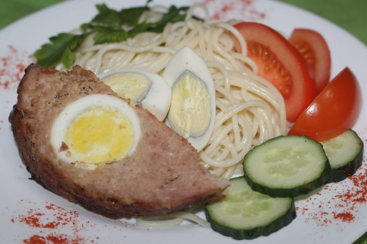 Myasnoj rulet iz farsha s yajtsom so spagetti 1200x800 - Мясной рулет из фарша с яйцом со спагетти