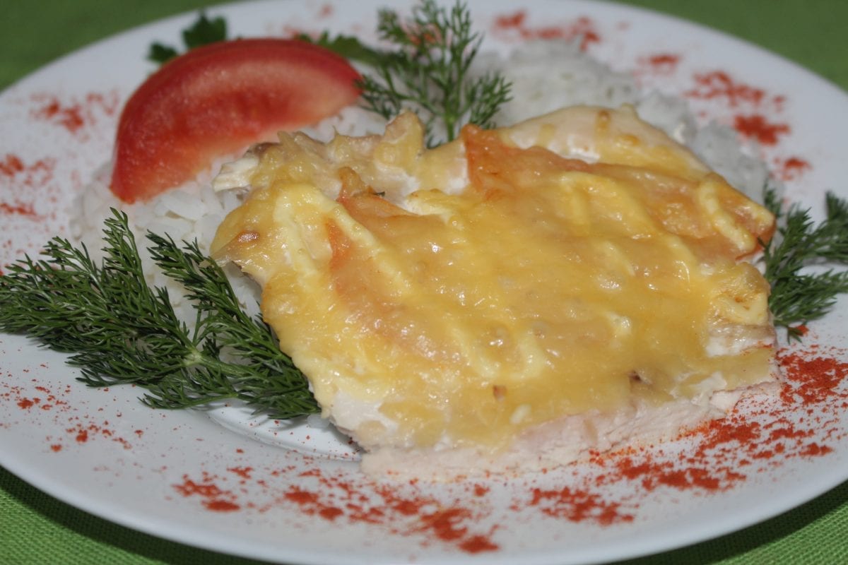 Otbivnaya iz kurinogo file s tomatom i risom rassypchatym 1200x800 - Отбивная по-французски с рассыпчатым рисом и овощами