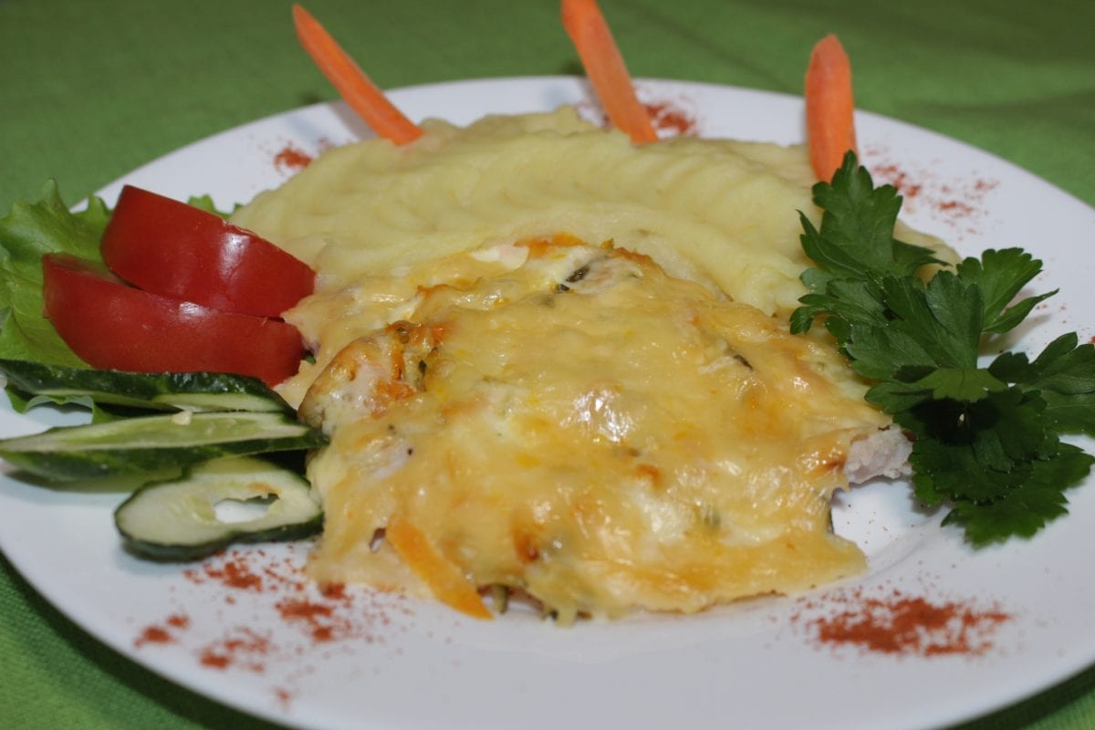 Otbivnaya iz svininy s kabachkom morkovyu i syrom s kartofelnym pyure svinina filemorkovkabacheksyr majonezsolspetsii kartofelnoe pyure 1200x800 - Куриное филе, запечённое со шпинатом  и морковью с гарниром из картофельного пюре