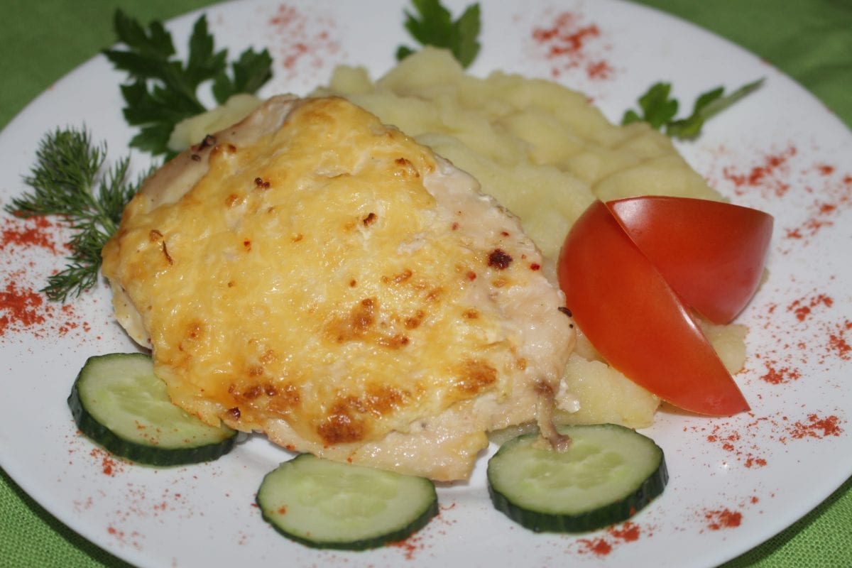 Otbivnaya kurinaya zapechennaya pod syrno lukovoj podushkoj s kartofelnym pyure 1200x800 - Отбивная куриная с грибами с картофельным пюре