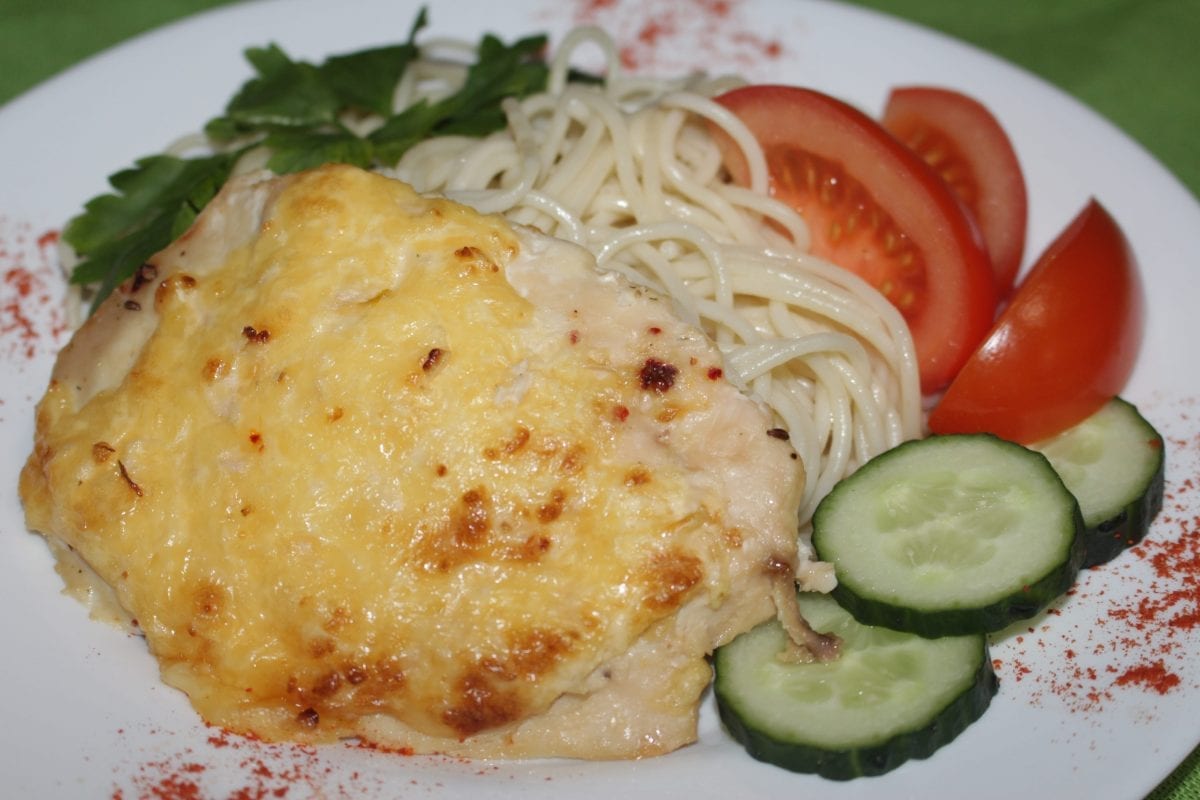 Otbivnaya kurinaya zapechennaya pod syrno lukovoj podushkoj so spagetti 1200x800 - Отбивная куриная, запеченная под сырно-луковой подушкой с отварными макаронами