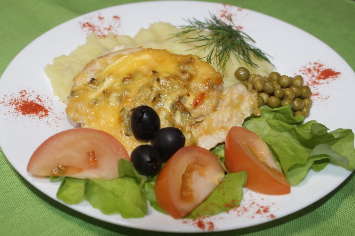 Otbivnaya kurinaya zapechennaya s ogurtsom kurinoe file ogurets kons.majonezsyrsolspetsii Kartofelnoe pyure 1200x800 - Отбивная куриная, запеченная с огурцом / картофельное пюре