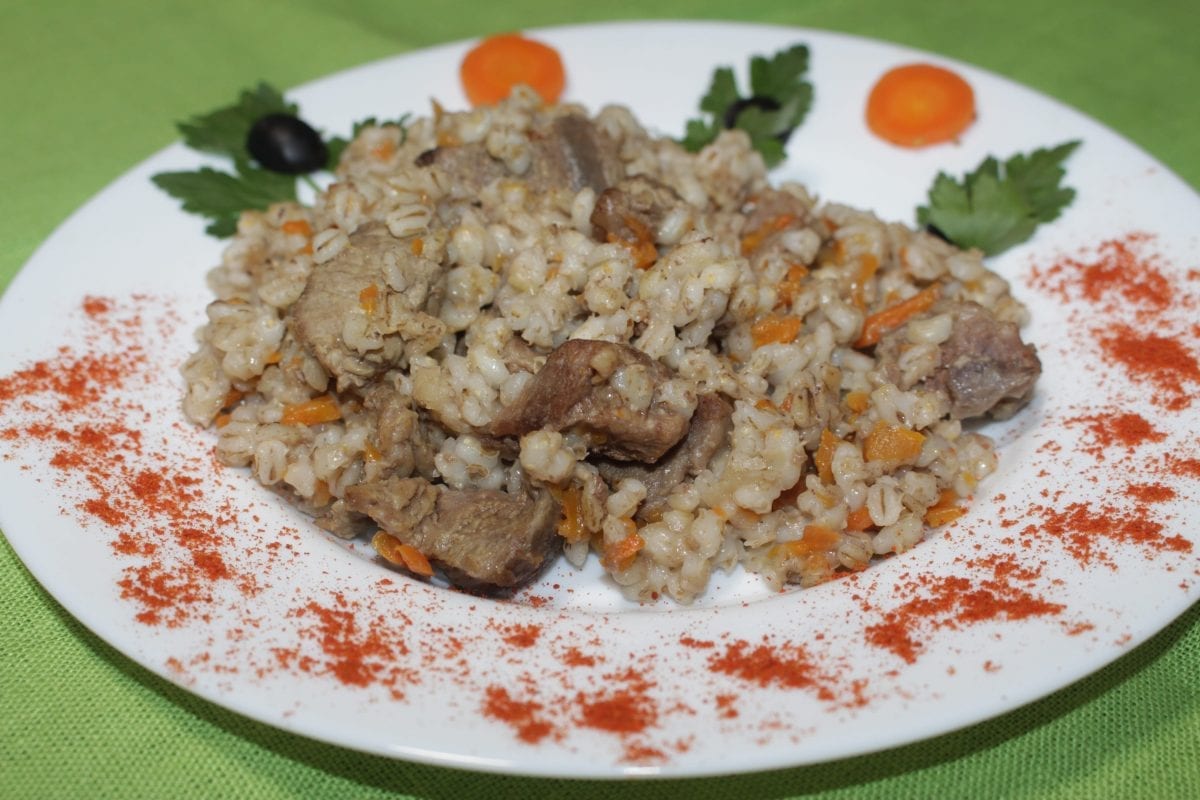 Perlovka tushenaya s govyadinoj i ovoshhami krupa perlovayagovyadina tazmorkovluksolspetsii 1200x800 - Перловка тушеная с говядиной и овощами