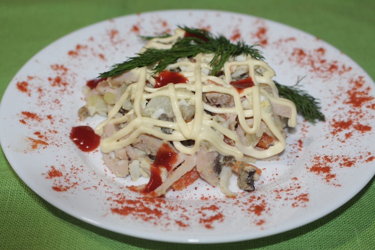 Салат "Королевский титул" Salat Korolevskij titul vetchina ogurtsy kons.yajtsomorkov kartofelshampinonylukmajonezketchupzelen 1200x800 - Салат "Королевский титул"