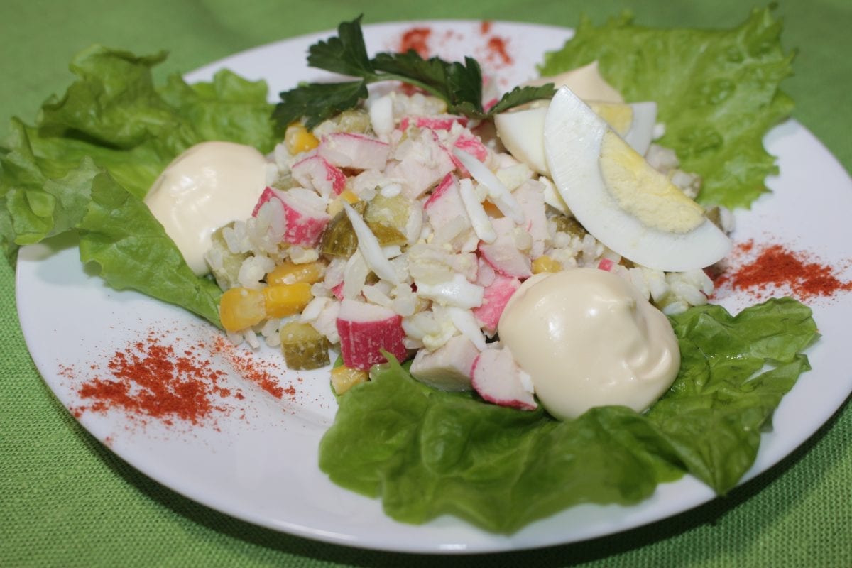 Салат-закуска с крабовыми палочками Salat Krabovyj risyajtsokukuruza kons.krabovye palochkiogurets kons.majonez 1200x800 - Салат-закуска с крабовыми палочками