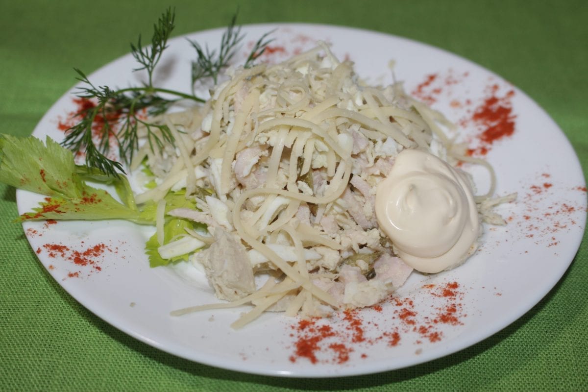Салат "Свитанок" Salat iz ptitsy s vetchinoj kuritsavetchina syryajtso luk marin.ogurtsy konservmajonez 1200x800 - Салат "Свитанок"