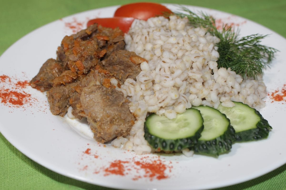 Tushenaya govyadina s ovoshhami s kashej perlovoj 1200x800 - Печень, тушеная с овощами с перловой кашей