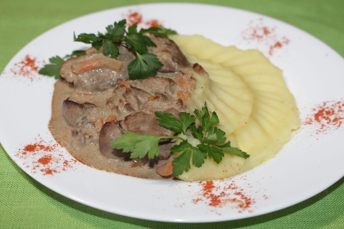 Tushenaya kurinaya pechen s lukom pechen kurinayalukmorkov solspetsiimukasmetana  1200x800 - Печень куриная, тушеная с овощами с картофельным пюре