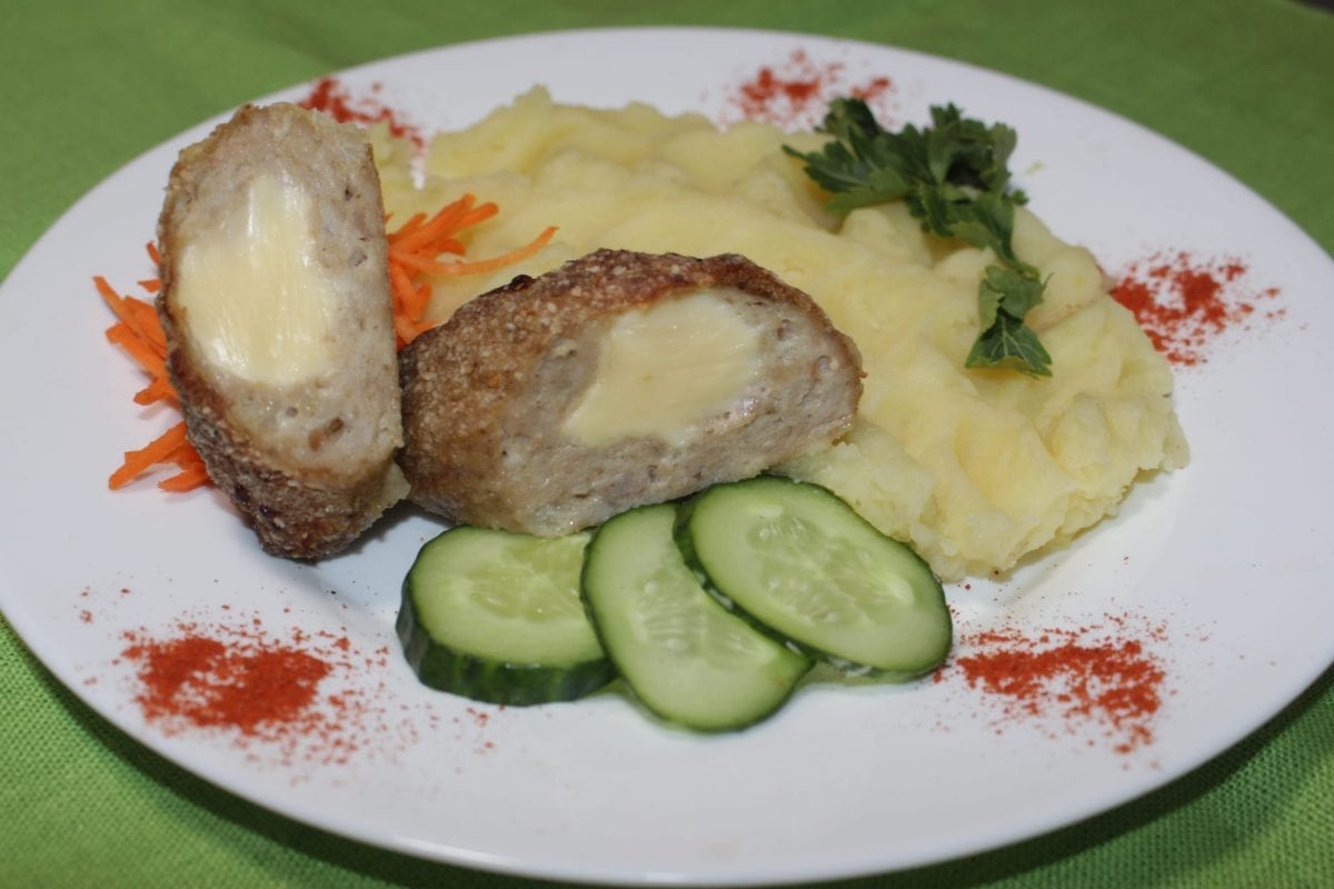 Zrazy s syrom svininakuritsayajtsosyrluksolspetsii pan. suhari Kartofelnoe pyure 1200x800 - Зразы рубленые с яйцом и луком с картофельным пюре