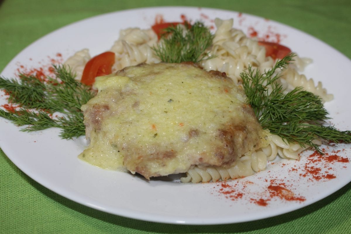 Otbivnaya iz svininyMakarony otvarnye s maslom 1200x800 - Отбивная из свинины с овощами / отварные макароны