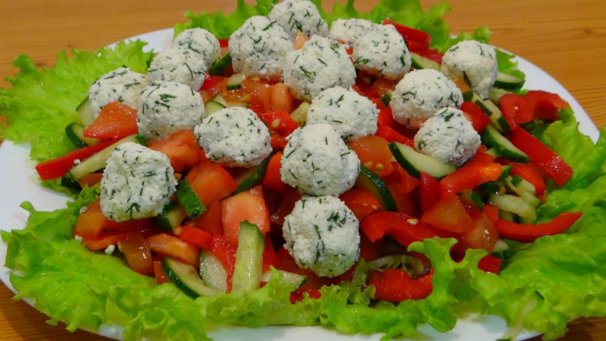 Салат овощной с творогом Salat s tvorogom ogurtsami i tomatami 1200x675 - Салат овощной с творогом