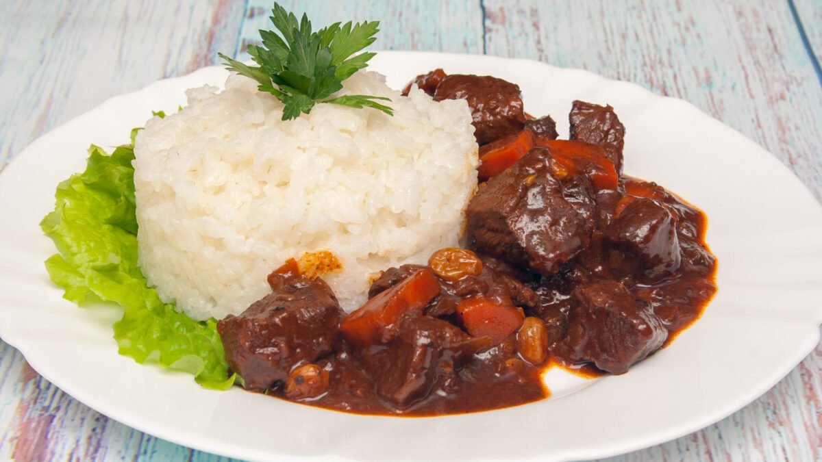 govyadina tushenaya s risom 1200x675 - Говядина тушеная с морковью и луком с гарниром из рассыпчатого риса