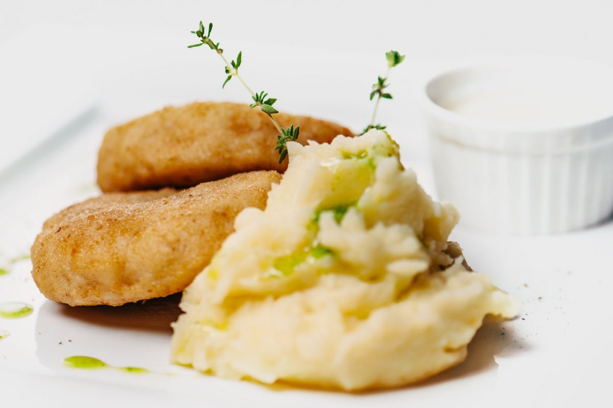 kotleta s sousom iz shpinata s kartofelnym pyure 1200x800 - Котлета куриная / картофельное пюре