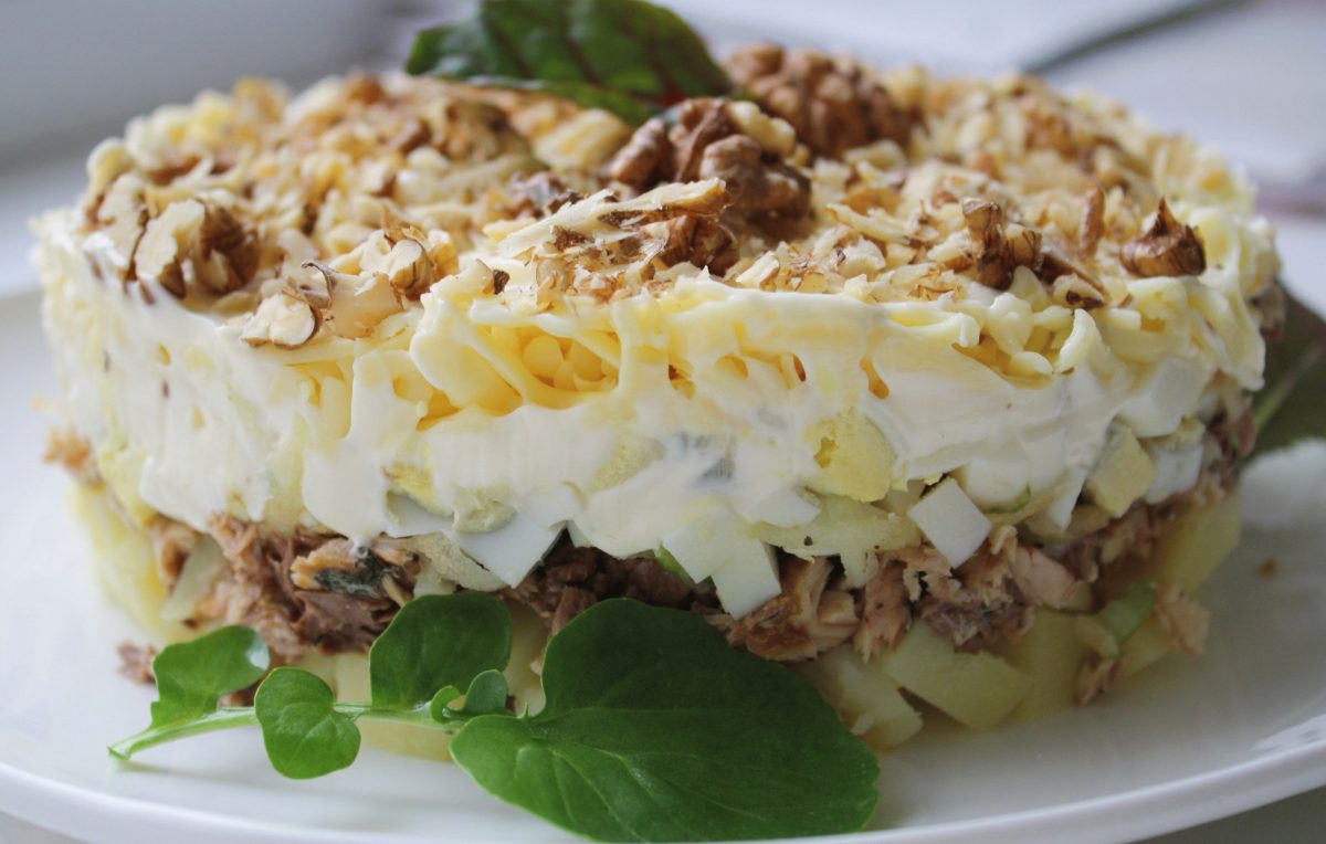 Salat iz kopchen. kuritsy s ananasom 1200x764 - Салат с копченой курицей и ананасом
