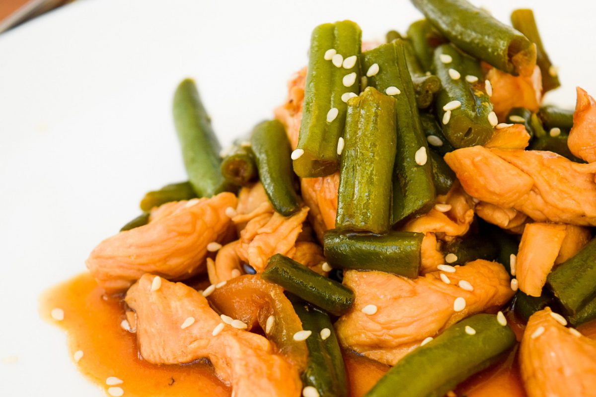 Kuritsa v souse teriyaki so struchkovoj fasolyu 1200x800 - Курица в соусе терияки со стручковой фасолью