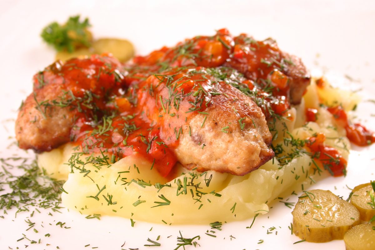 81884 1200x800 - Котлета домашняя в красном соусе с картофелем