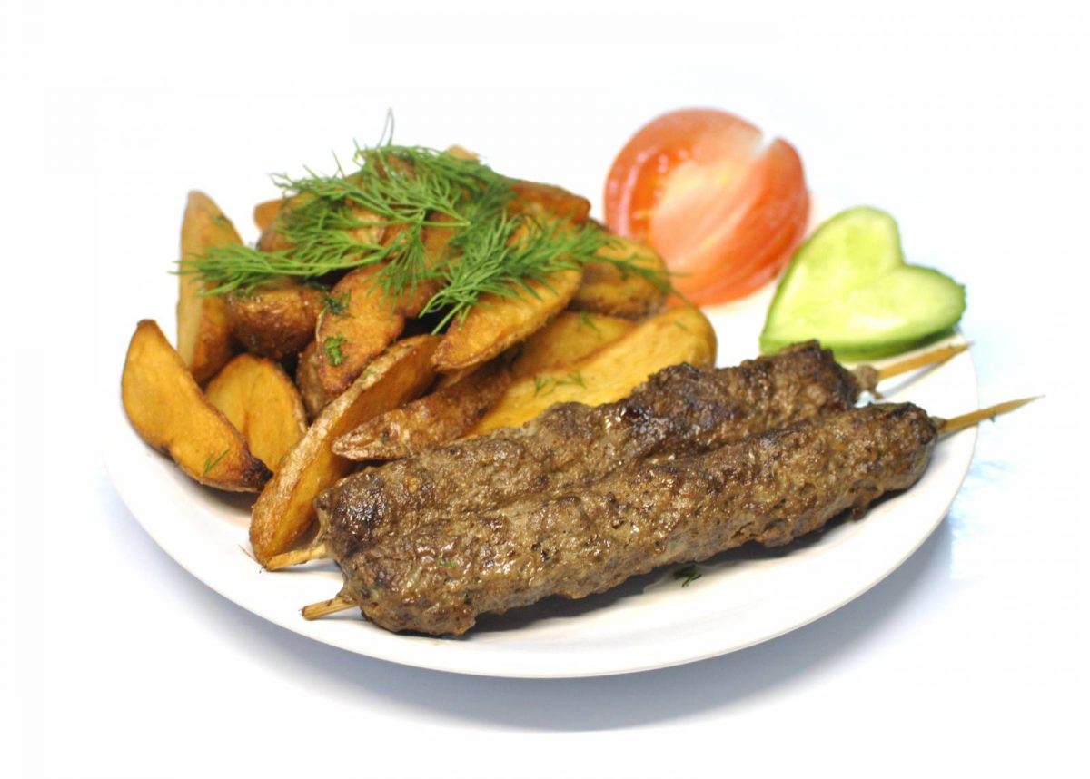 Lyulya kebab s marinovannym luchkom 1200x858 - Люля-кебаб с маринованным лучком с картофельными дольками