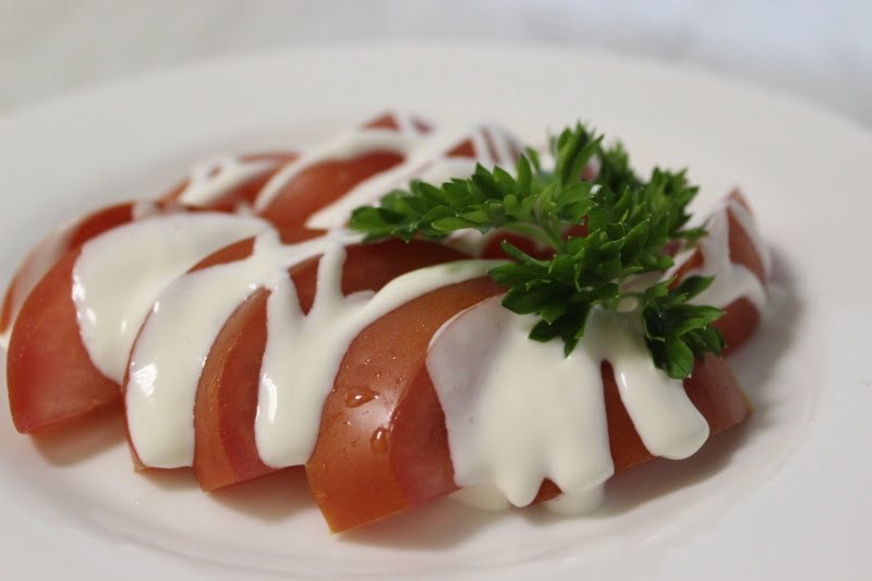 tomaty so smetanoj - Салат из помидор со сметаной