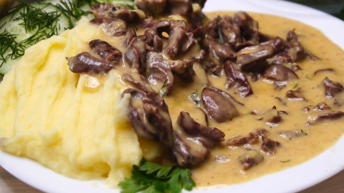 kurinye serdechki s kartofelnym pyure 1200x675 - Куриные сердечки, жареные с овощами с картофельным пюре