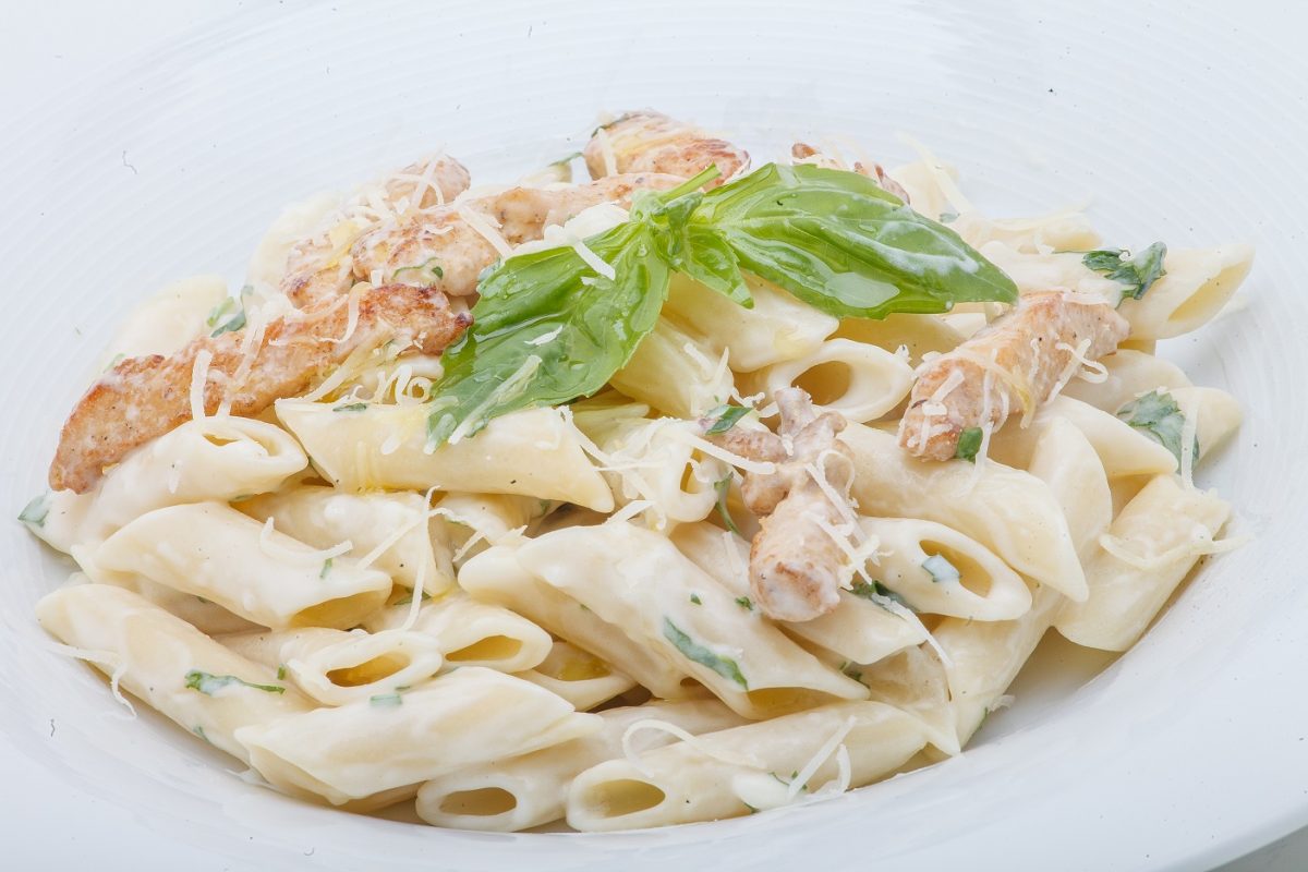 Kurinye grudki v slivochno gorchichnom souse 1200x800 - Куриные грудки в сливочно-горчичном соусе с отварными макаронами