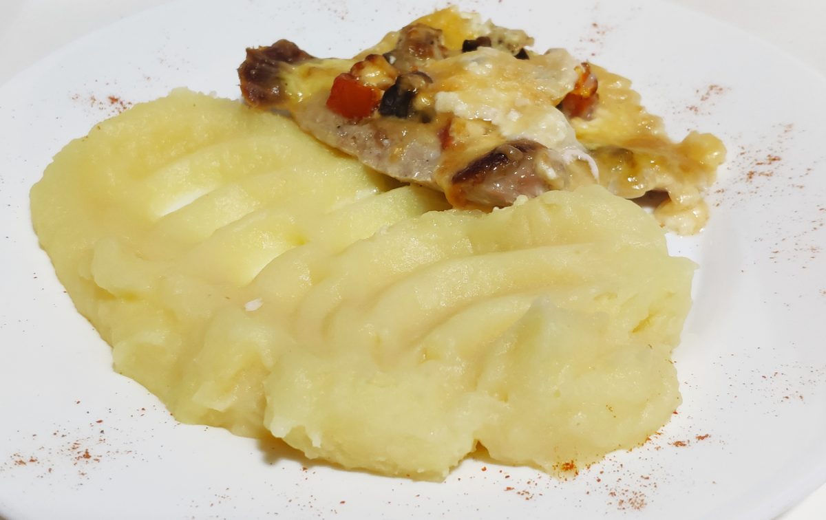 1658400368415 1200x756 - Отбивная из свинины, запеченная с баклажаном и томатом  / картофельное пюре