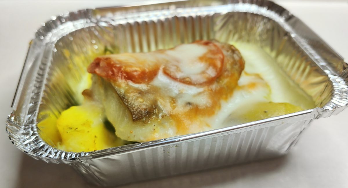 IMG 20231003 111811 1200x648 - Рыба, запеченная с помидорами на подушке из овощей