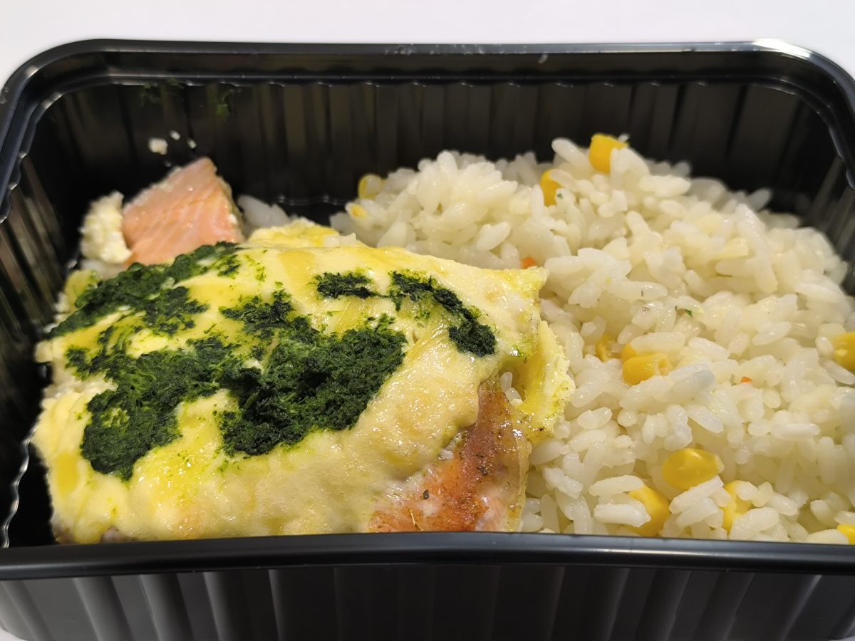 IMG 20260216 110841 1200x900 - Горбуша, запеченная под сырно-шпинатной шапкой / Рис рассыпчатый с овощами