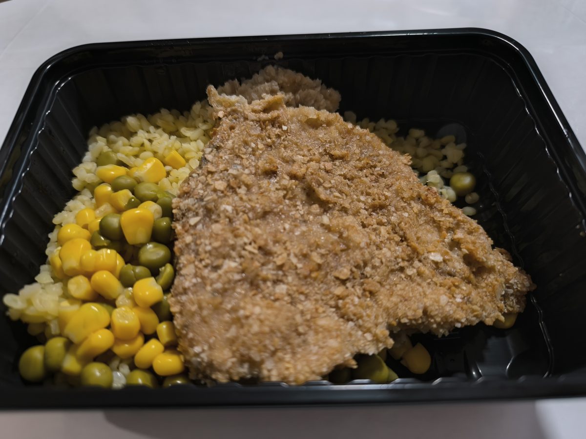 IMG 20251217 090855 1200x900 - Отбивная из свинины в панировочных сухарях  / Булгур с горошком и кукурузой